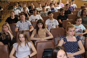 Астраханские патриоты продолжают проводить в учебных заведениях Уроки мужества